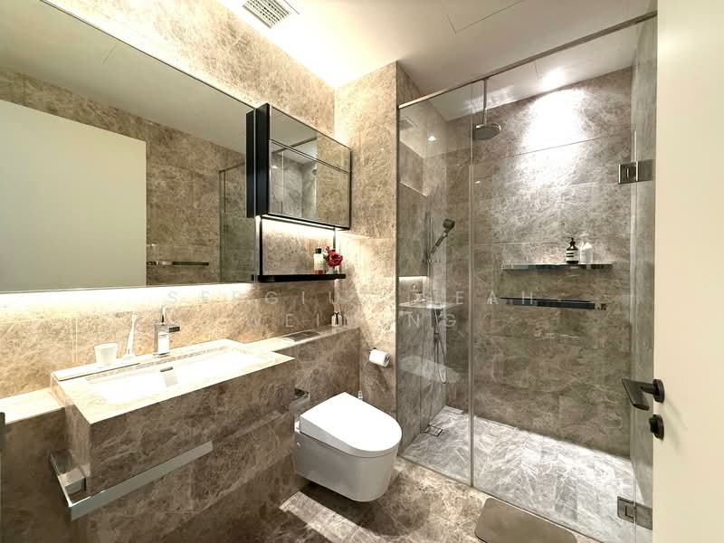 Martin Modern, 10 Martin Place, 2 Bedrooms, 764 sqft, Apartment For Sale, by Sergius Seah Weiming, 500122878 - Common Toilet - PropertyGuru.com.sg