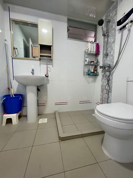 365B Sembawang Crescent, 365B Sembawang Crescent, 3 Bedrooms, 1,001 sqft, HDB Flat For Sale, by Ashcvin Mani, 500122880 - Bathroom - PropertyGuru.com.sg