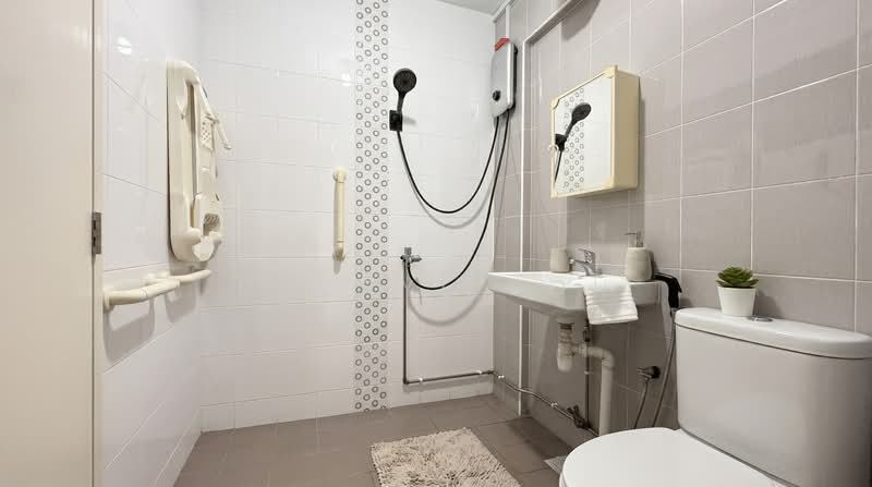 168 Woodlands Street 11, 168 Woodlands Street 11, 3 Bedrooms, 1,055 sqft, HDB Flat For Rent, by Cheryl Soh, 500122918 - Master Bathroom - PropertyGuru.com.sg