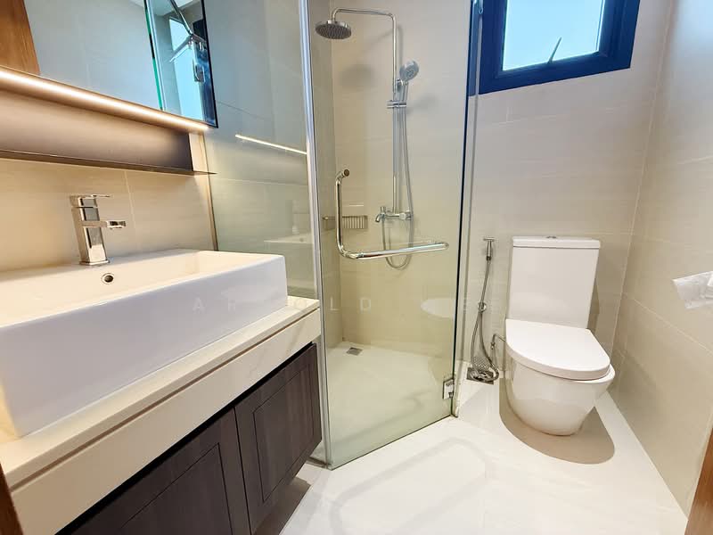 Jalan Jarak, Jalan Jarak, 6 Bedrooms, 5,255 sqft, Semi-Detached House For Sale, by Arnold Wee, 500122921 - Bathroom - PropertyGuru.com.sg