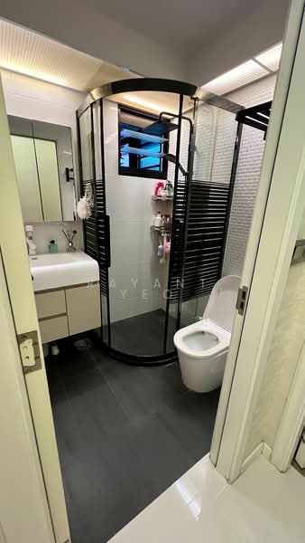 996B Buangkok Crescent, 996B Buangkok Crescent, 3 Bedrooms, 990 sqft, HDB Flat For Sale, by Rayant Yeo, 500122943 - Common Bathroom - PropertyGuru.com.sg