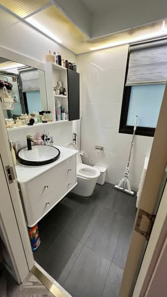 996B Buangkok Crescent, 996B Buangkok Crescent, 3 Bedrooms, 990 sqft, HDB Flat For Sale, by Rayant Yeo, 500122943 - Master Bathroom - PropertyGuru.com.sg