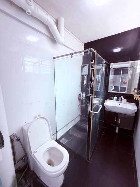 432 Tampines Street 41, 432 Tampines Street 41, 3 Bedrooms, 1,313 sqft, HDB Flat For Sale, by Patrick Chee, 500122948 - Bathroom - PropertyGuru.com.sg