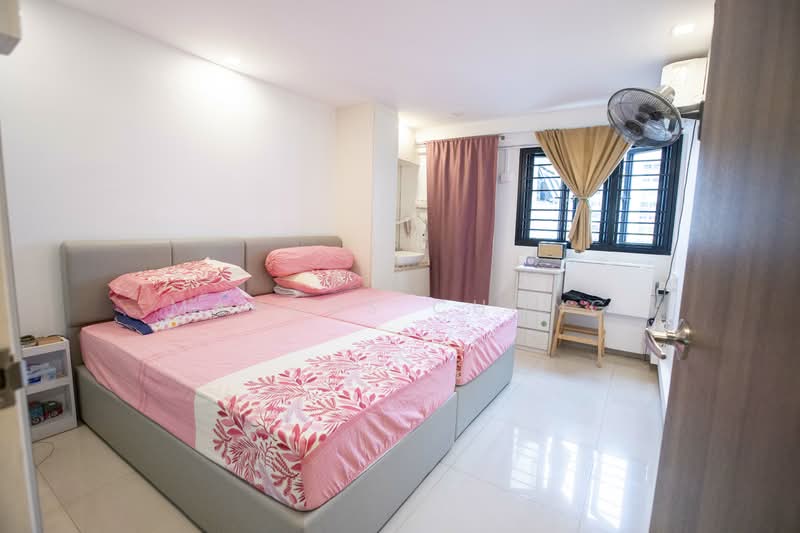 666 Yishun Avenue 4, 666 Yishun Avenue 4, 6 Bedrooms, 1,916 sqft, HDB Flat For Sale, by Marcus Chong, 500122966 - 2nd Master with toilet beh curtain - PropertyGuru.com.sg