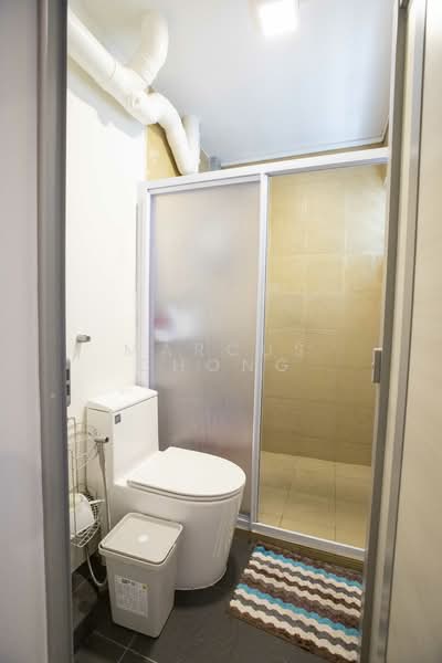 666 Yishun Avenue 4, 666 Yishun Avenue 4, 6 Bedrooms, 1,916 sqft, HDB Flat For Sale, by Marcus Chong, 500122966 - 2nd Master with toilet beh curtain - PropertyGuru.com.sg