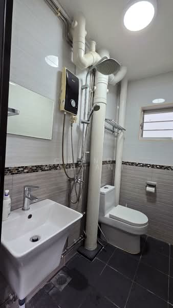 832 Woodlands Street 83, 832 Woodlands Street 83, 2 Bedrooms, 721 sqft, HDB Flat For Rent, by Chand Mahtani, 500122982 - Bathroom - PropertyGuru.com.sg