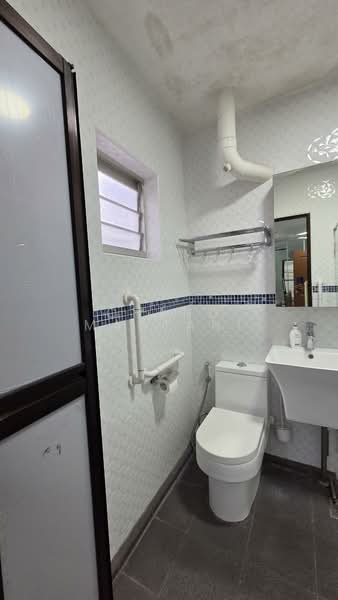 832 Woodlands Street 83, 832 Woodlands Street 83, 2 Bedrooms, 721 sqft, HDB Flat For Rent, by Chand Mahtani, 500122982 - Bathroom - PropertyGuru.com.sg