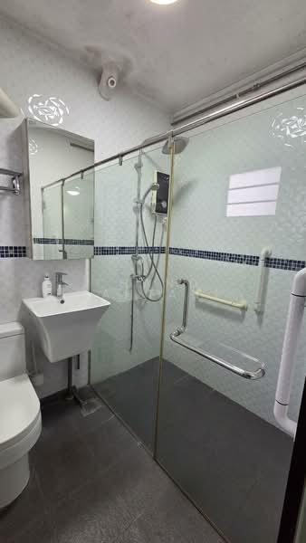 832 Woodlands Street 83, 832 Woodlands Street 83, 2 Bedrooms, 721 sqft, HDB Flat For Rent, by Chand Mahtani, 500122982 - Bathroom - PropertyGuru.com.sg