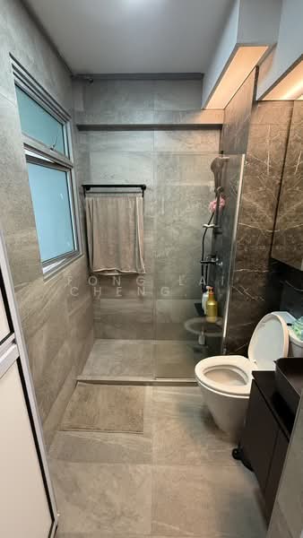 450C Sengkang West Way, 450C Sengkang West Way, 2 Bedrooms, 721 sqft, HDB Flat For Sale, by Fong Lai Cheng Jasmine, 500123053 - Common Bathroom - PropertyGuru.com.sg