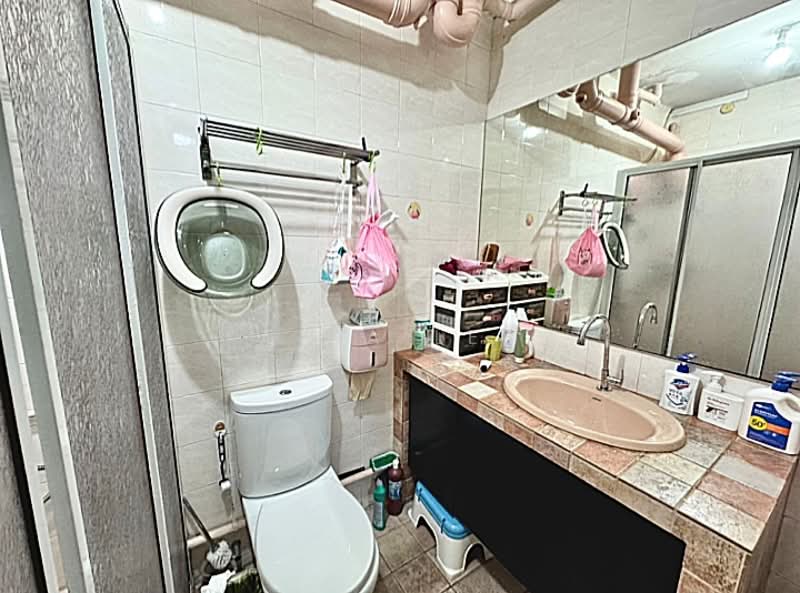 732 Woodlands Circle, 732 Woodlands Circle, 4 Bedrooms, 1,302 sqft, HDB Flat For Rent, by Tina Lee, 500123077 - Bathroom - PropertyGuru.com.sg
