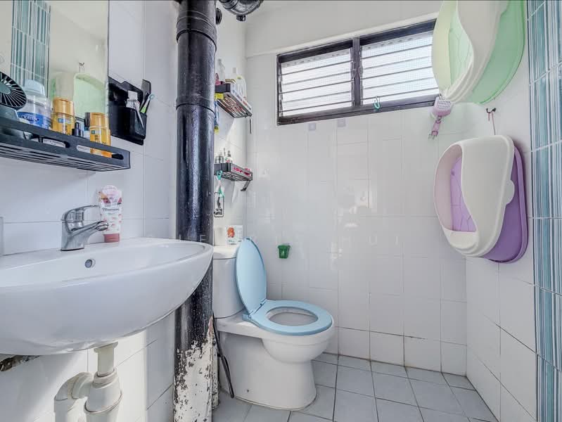 124 Yishun Street 11, 124 Yishun Street 11, 2 Bedrooms, 721 sqft, HDB Flat For Sale, by Sherris Hui, 500123085 - Bathroom - PropertyGuru.com.sg