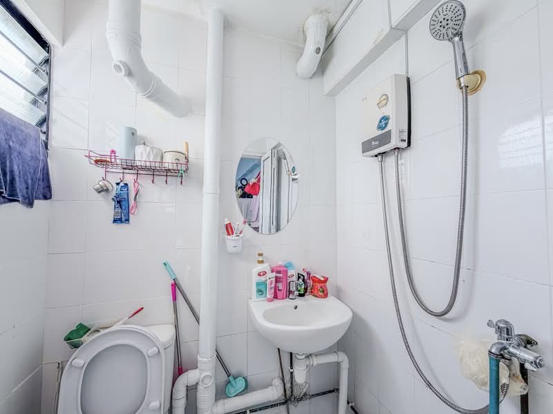 124 Yishun Street 11, 124 Yishun Street 11, 2 Bedrooms, 721 sqft, HDB Flat For Sale, by Sherris Hui, 500123085 - Bathroom - PropertyGuru.com.sg