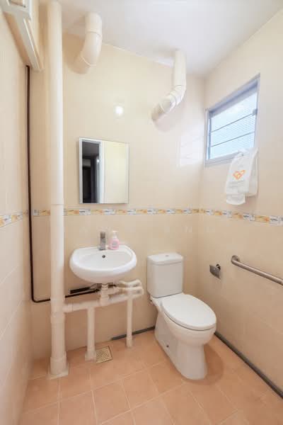 457 Ang Mo Kio Avenue 10, 457 Ang Mo Kio Avenue 10, 2 Bedrooms, 807 sqft, HDB Flat For Sale, by Dawn Ang, 500123122 - Bathroom - PropertyGuru.com.sg