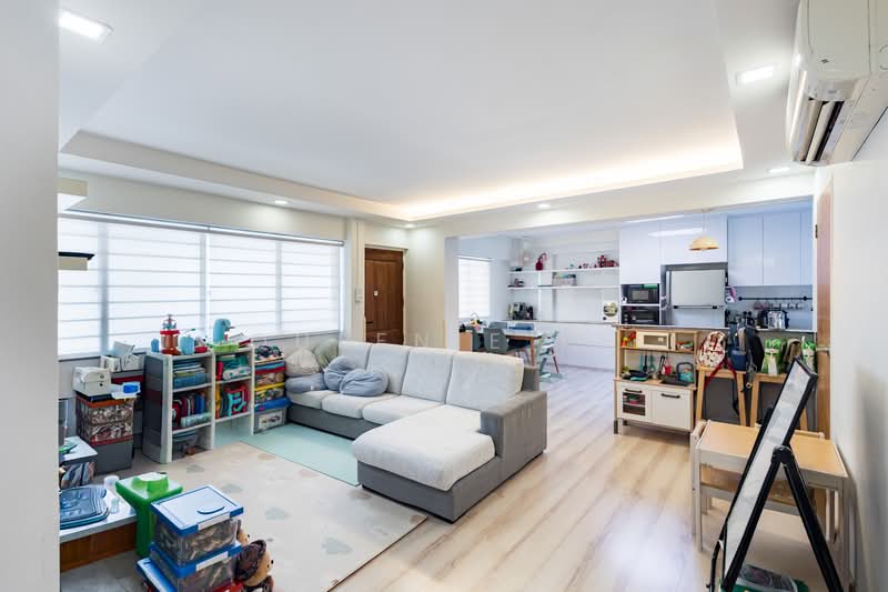 338 Tampines Street 33, 338 Tampines Street 33, 3 Bedrooms, 1,152 sqft, HDB Flat For Sale, by Queenie Ke, 500123123 - Living Room - PropertyGuru.com.sg