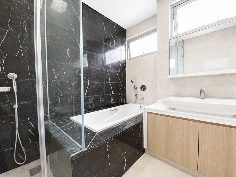 Woodhaven, 89 Woodgrove Avenue, 4 Bedrooms, 3,358 sqft, Town House For Sale, by Lim Sheng Loo, 500123182 - Bathroom - PropertyGuru.com.sg