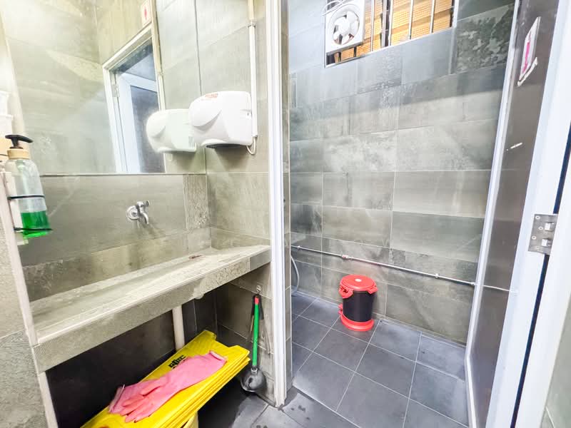 Cheap Jalan Besar F&B Stalls for Rent, High Footfall, 5 mins to Jalan Besar MRT, , 150 sqft, Food & Beverage For Rent, by Tricia Low, 500123186 - Bathroom - CommercialGuru.com.sg
