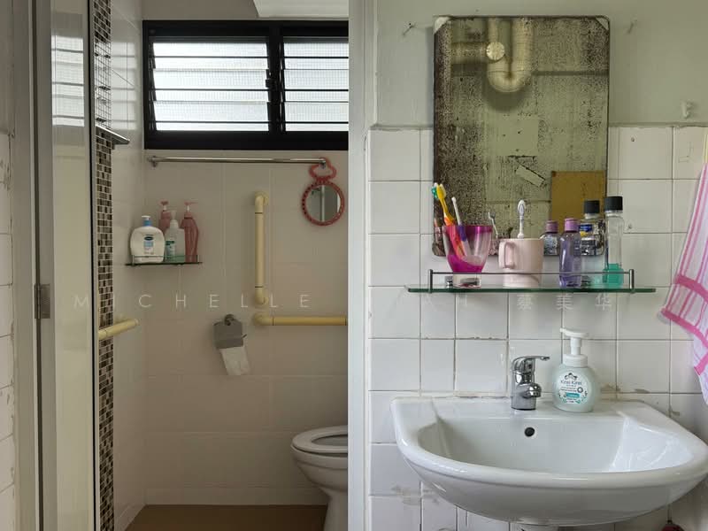 332 Ang Mo Kio Avenue 1, 332 Ang Mo Kio Avenue 1, 2 Bedrooms, 732 sqft, HDB Flat For Sale, by Michelle Shah 蔡美华, 500123188 - Bathroom - PropertyGuru.com.sg