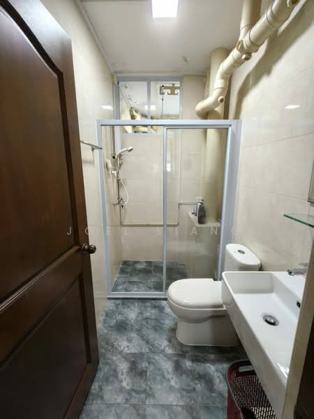 155 Lorong 1 Toa Payoh, 155 Lorong 1 Toa Payoh, 3 Bedrooms, 1,087 sqft, HDB Flat For Sale, by Joel Liang, 500123189 - Bathroom - PropertyGuru.com.sg