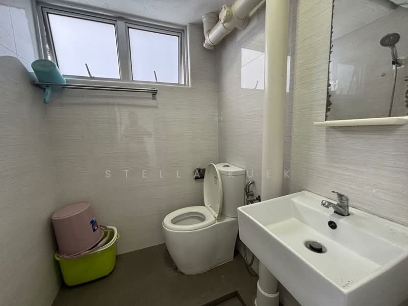 325 Clementi Avenue 5, 325 Clementi Avenue 5, 2 Bedrooms, 721 sqft, HDB Flat For Rent, by Stella Kuek, 500123256 - Bathroom - PropertyGuru.com.sg