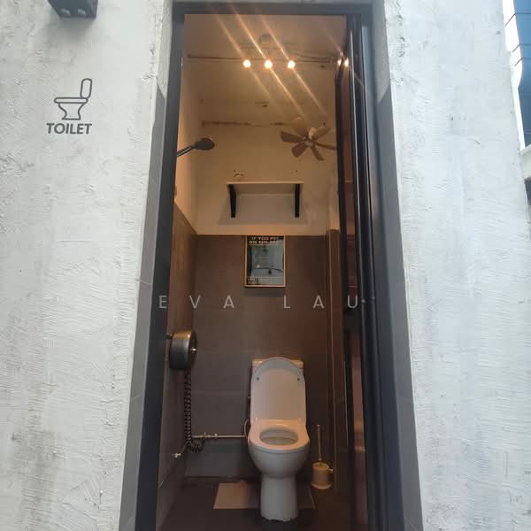 D1 l Approved Backpacker Hostel l Can Increase Bed Count, 70 beds with flexibility to increase count, Boat Quay / Raffles Place / Marina, 5,074 sqft, Shop / Shophouse For Rent, by Eva Lau, 500123284 - Bathroom - CommercialGuru.com.sg