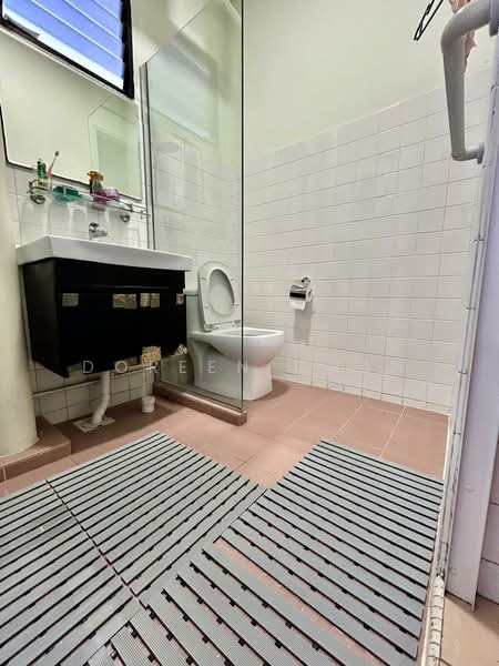 661 Hougang Avenue 4, 661 Hougang Avenue 4, 2 Bedrooms, 796 sqft, HDB Flat For Sale, by Doreen Chan, 500123425 - Bathroom - PropertyGuru.com.sg