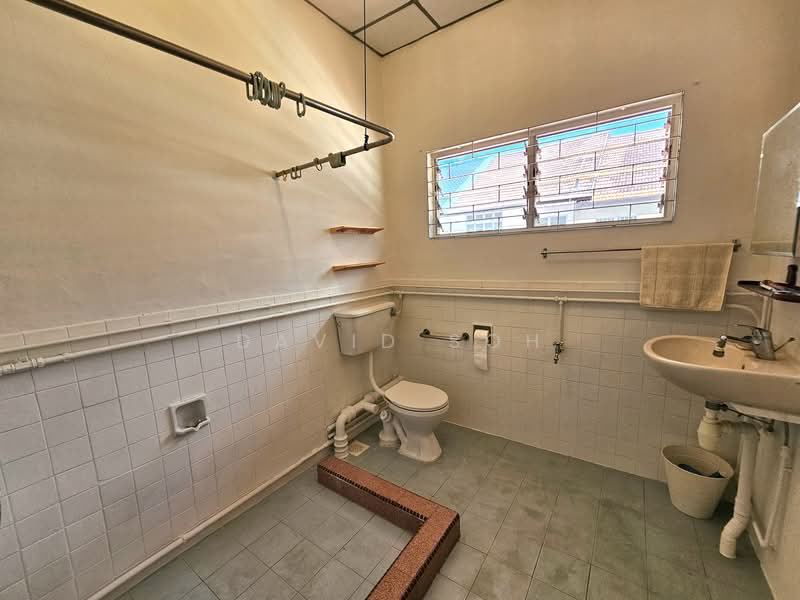 Sennett Estate, Willow Avenue, 4 Bedrooms, 1,612 sqft, Terraced House For Sale, by David Soh, 500123432 - Bathroom - PropertyGuru.com.sg