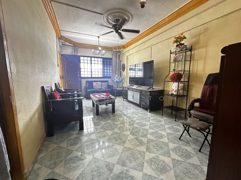 163 Bukit Batok Street 11, 163 Bukit Batok Street 11, 2 Bedrooms, 785 sqft, HDB Flat For Sale, by Desmond Toh (卓文财), 500123434 - Living Room - PropertyGuru.com.sg