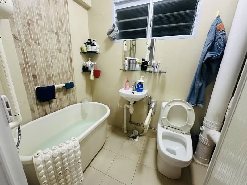 656 Jalan Tenaga, 656 Jalan Tenaga, 4 Bedrooms, 1,356 sqft, HDB Flat For Sale, by Angeline Yeoh, 500123467 - Bathroom - PropertyGuru.com.sg