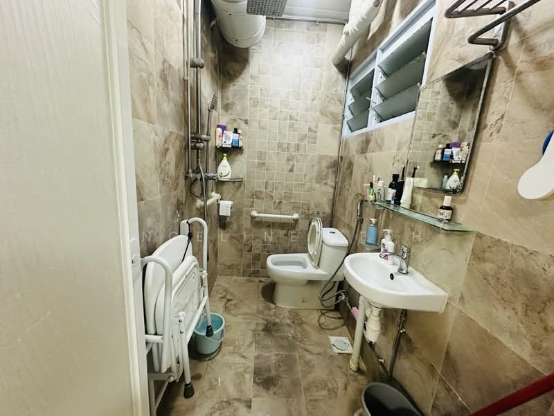 656 Jalan Tenaga, 656 Jalan Tenaga, 4 Bedrooms, 1,356 sqft, HDB Flat For Sale, by Angeline Yeoh, 500123467 - Bathroom - PropertyGuru.com.sg