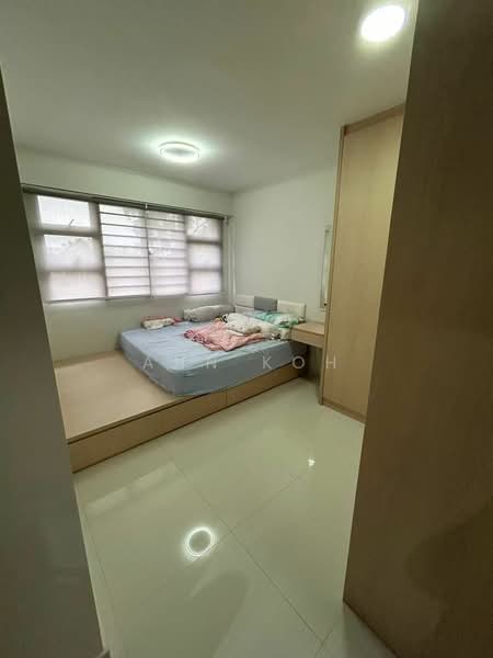 446A Bukit Batok West Avenue 8, 446A Bukit Batok West Avenue 8, 3 Bedrooms, 990 sqft, HDB Flat For Sale, by Ann Koh, 500123490 - Spacious Master BR w Built in Wardrobe - PropertyGuru.com.sg