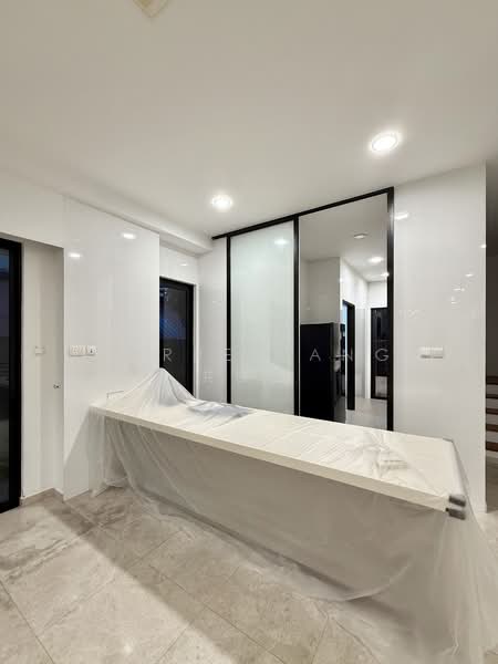 Lorong Marzuki 3 Storey Semi-Detached House, Lorong Marzuki, 5 Bedrooms, 5,069 sqft, Semi-Detached House For Rent, by Darren Ang 洪俊旋, 500123496 - Kitchen - PropertyGuru.com.sg