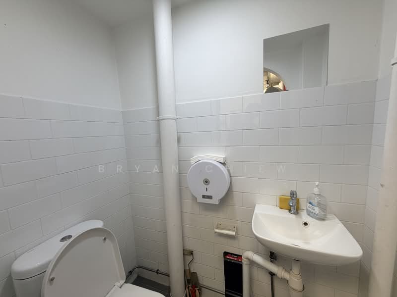 Bussorah Street - Approved F&B Take Away (Exclusive Listing), Bussorah Street / Baghdad Street / Arab Street, 1,000 sqft, Food & Beverage For Rent, by Bryan Chiew, 500123520 - Bathroom - CommercialGuru.com.sg