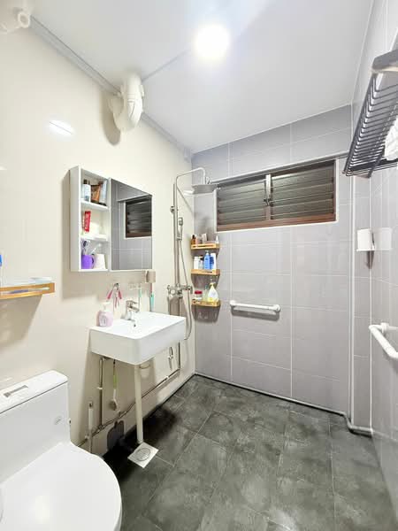 943 Jurong West Street 91, 943 Jurong West Street 91, 4 Bedrooms, 1,421 sqft, HDB Flat For Sale, by Patrick Chee, 500123526 - Bathroom - PropertyGuru.com.sg