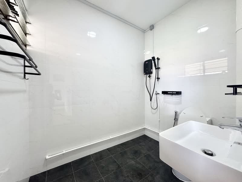 858 Tampines Avenue 5, 858 Tampines Avenue 5, 4 Bedrooms, 1,572 sqft, HDB Flat For Sale, by Shawn Low, 500123543 - Master Bathroom - PropertyGuru.com.sg