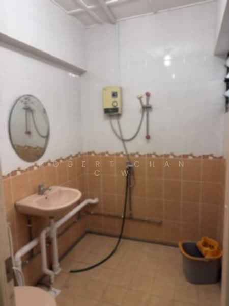 349 Jurong East Avenue 1, 349 Jurong East Avenue 1, 2 Bedrooms, 936 sqft, HDB Flat For Sale, by Robert Chan C W, 500123625 - Bathroom - PropertyGuru.com.sg