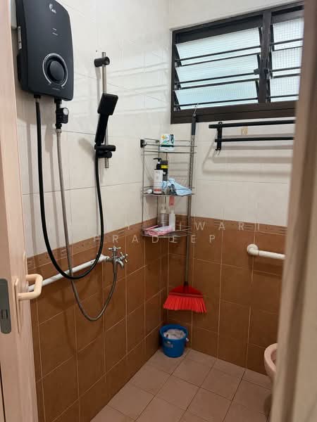 234 Bukit Batok East Avenue 5, 234 Bukit Batok East Avenue 5, 2 Bedrooms, 740 sqft, HDB Flat For Sale, by Parry Tiwari Pradeep, 500123758 - Bathroom - PropertyGuru.com.sg