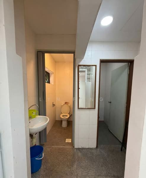 Chinatown MRT 🏆 Temple Street 🌟 Prime Ground Floor Retail Space Shophouse, , 1,200 sqft, Shop / Shophouse For Rent, by Lyn Feng, 500123770 - Bathroom - CommercialGuru.com.sg