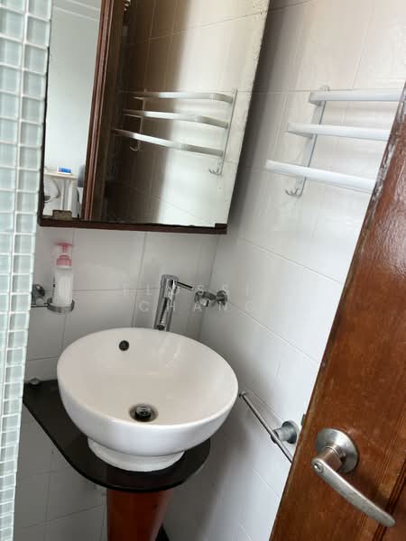 Gold Coast Condo, 360 Pasir Panjang Road, Room Rental, 200 sqft, Condominium For Rent, by Flossie Chang, 500123836 - Bathroom - PropertyGuru.com.sg