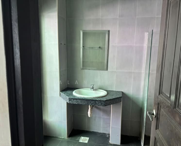 Barossa Gardens, Pasir Panjang Road, Room Rental, 250 sqft, Terraced House For Rent, by Alan Lin, 500123851 - Bathroom - PropertyGuru.com.sg