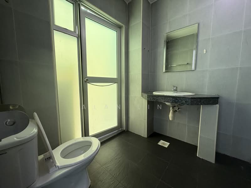 Barossa Gardens, Pasir Panjang Road, Room Rental, 250 sqft, Terraced House For Rent, by Alan Lin, 500123851 - Bathroom - PropertyGuru.com.sg