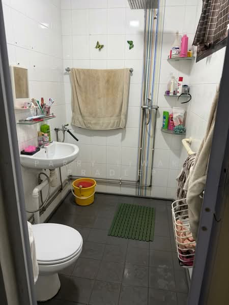 836 Tampines Street 82, 836 Tampines Street 82, 3 Bedrooms, 1,260 sqft, HDB Flat For Sale, by Parry Tiwari Pradeep, 500123855 - Bathroom - PropertyGuru.com.sg