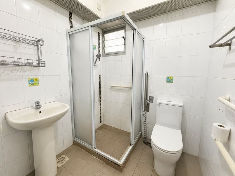 211C Compassvale Lane, 211C Compassvale Lane, 2 Bedrooms, 732 sqft, HDB Flat For Sale, by Kleeve Lim, 500123880 - Bathroom - PropertyGuru.com.sg