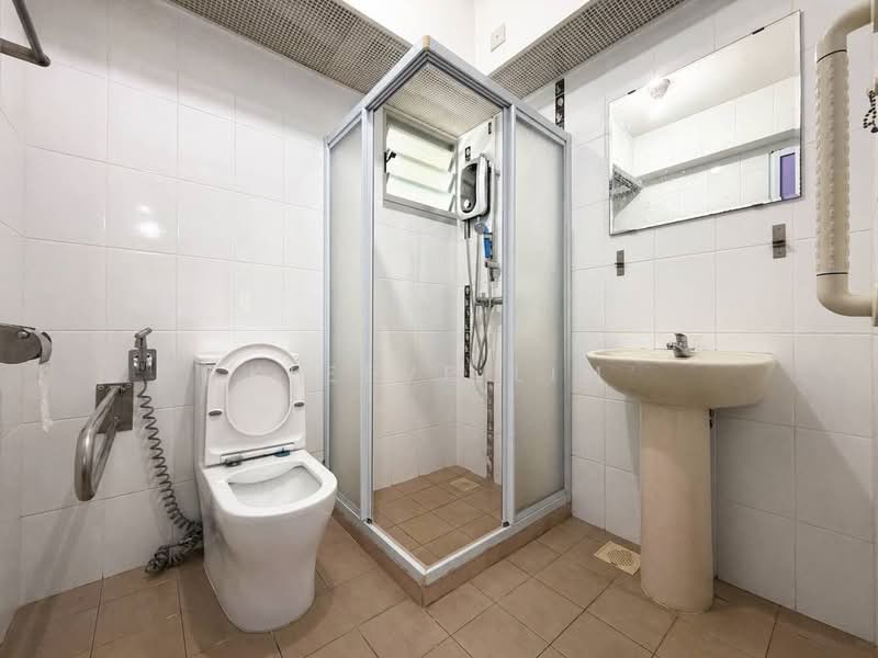 211C Compassvale Lane, 211C Compassvale Lane, 2 Bedrooms, 732 sqft, HDB Flat For Sale, by Kleeve Lim, 500123880 - Bathroom - PropertyGuru.com.sg