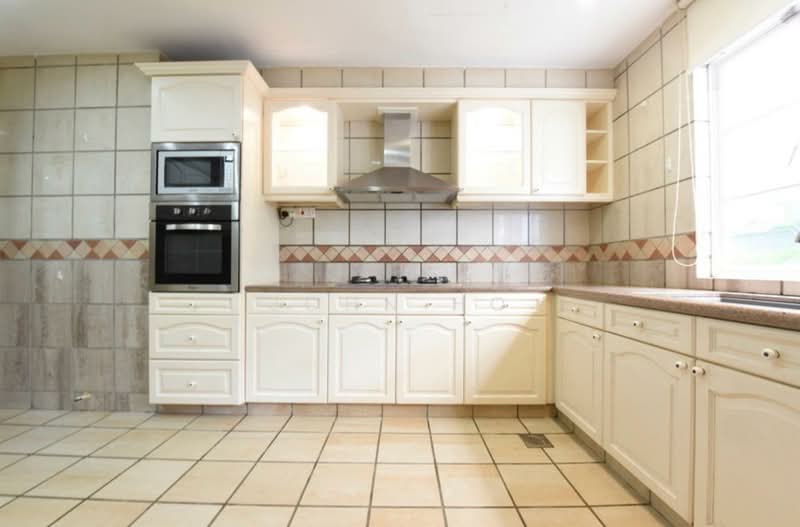 Gentle Villas, Gentle Drive, 5 Bedrooms, 7,382 sqft, Semi-Detached House For Rent, by John Ho, 500123899 - Kitchen - PropertyGuru.com.sg