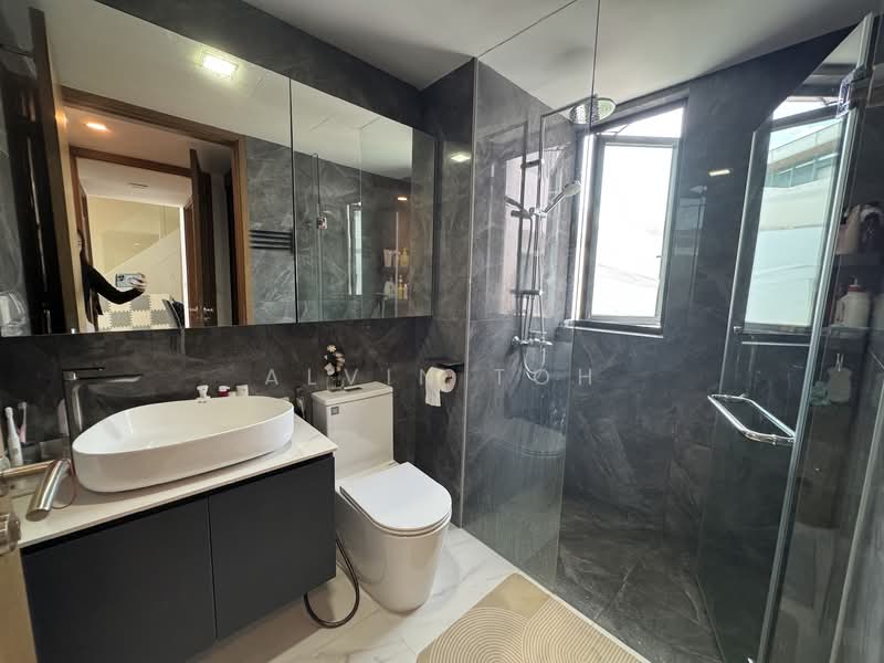 Kingsford Waterbay, 74 Upper Serangoon View, 3 Bedrooms, 1,066 sqft, Condominium For Sale, by Alvin Toh, 500123901 - Bathroom - PropertyGuru.com.sg