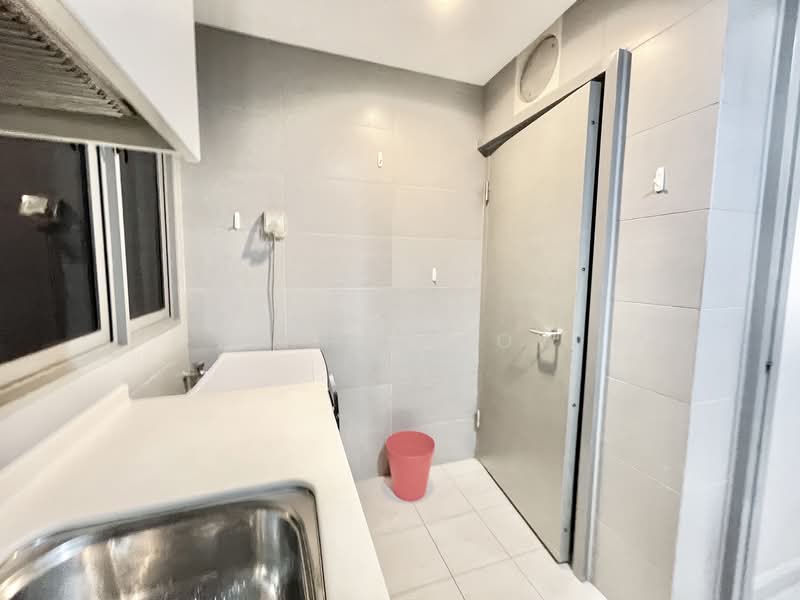 Spring @ Katong, 18 Ceylon Road, 3 Bedrooms, 991 sqft, Apartment For Rent, by Esther Low, 500123910 - Kitchen with pantry  - PropertyGuru.com.sg