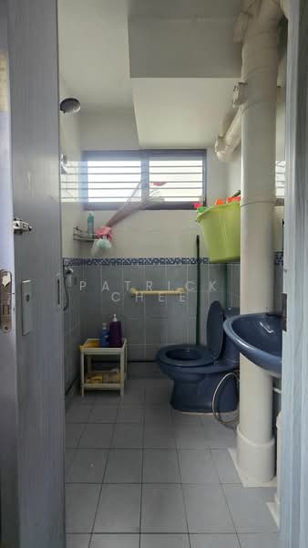 550 Ang Mo Kio Avenue 10, 550 Ang Mo Kio Avenue 10, 2 Bedrooms, 731 sqft, HDB Flat For Sale, by Patrick Chee, 500123911 - Bathroom - PropertyGuru.com.sg
