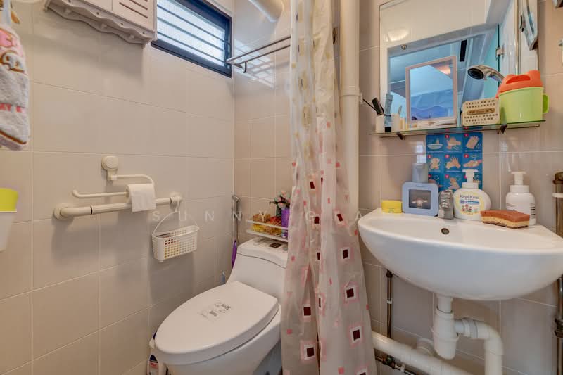 235 Ang Mo Kio Avenue 3, 235 Ang Mo Kio Avenue 3, 2 Bedrooms, 721 sqft, HDB Flat For Sale, by Sunny Giam, 500123930 - Bathroom - PropertyGuru.com.sg