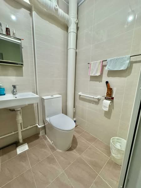 713 Jurong West Street 71, 713 Jurong West Street 71, 3 Bedrooms, 105 sqft, HDB Flat For Sale, by Edeline Ooi, 500123934 - Bathroom - PropertyGuru.com.sg