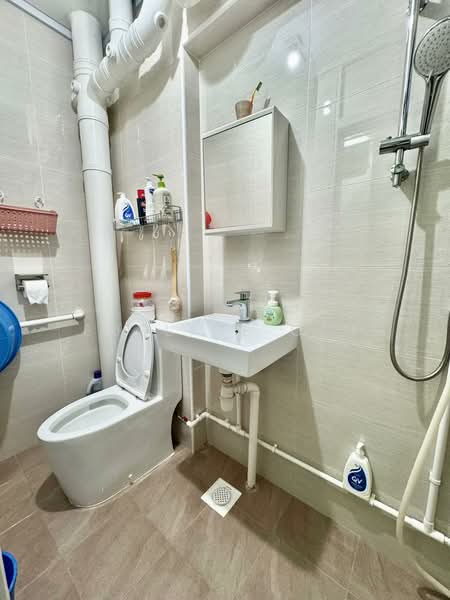 713 Jurong West Street 71, 713 Jurong West Street 71, 3 Bedrooms, 105 sqft, HDB Flat For Sale, by Edeline Ooi, 500123934 - Bathroom - PropertyGuru.com.sg